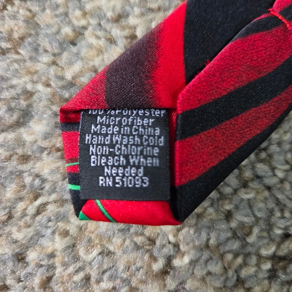 Holiday Traditions Hallmark Snowflake Christmas Necktie Red Black Green Mens Tie
